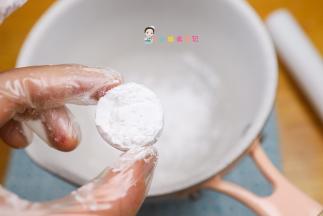 用瓶盖量取6瓶盖的木薯粉，1瓶盖的糖