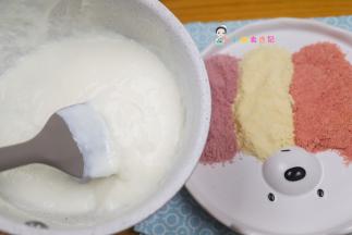 倒在饼干粉上面就完成啦 超级简单