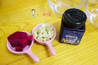 把水果都准备好，这个蓝莓泥我买的是有糖的，其他的都可以给一岁以下的宝宝吃，去皮切丁就可以