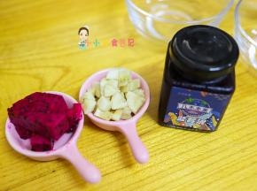 把水果都准备好，这个蓝莓泥我买的是有糖的，其他的都可以给一岁以下的宝宝吃，去皮切丁就可以