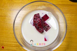 水果放入酸奶里面，几种水果分几个碗放