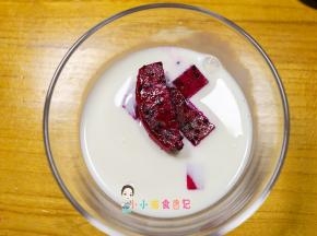 水果放入酸奶里面，几种水果分几个碗放