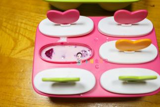 准备一个冰棒模具放入酸奶水果插入棒子冰箱冷冻即可