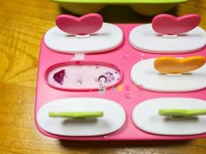 准备一个冰棒模具放入酸奶水果插入棒子冰箱冷冻即可