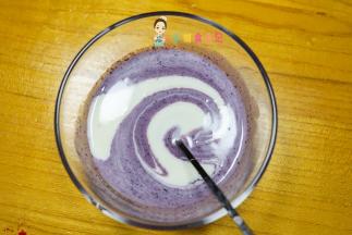 每一种跟酸奶搅拌均匀就可以