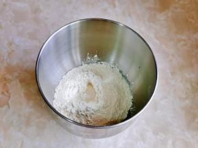 再加入低粉与高粉，最后加入酵母粉，启动厨师机2档揉面。