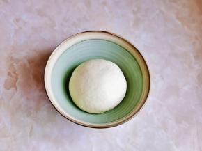 取出揉好的面团进行发酵，我是发酵箱里发酵的30度发酵40分钟。（室温发酵一定要注意面团的湿度，湿度在75%左右即可）