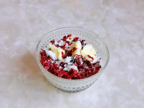 将所有食材混合在一起，戴上食品手套将黄油捏散，抓拌均匀即可，盖上盖子放旁边备用。（建议把蔓越莓切碎）