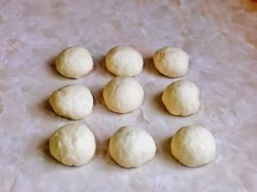 取出发酵好的面团排气，再分割9等份，盖上保鲜膜醒发10分钟。