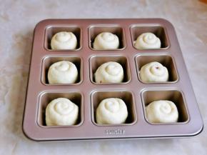 依次卷好的小面包，放入模具中，我这个量9连模具正好哈，入发酵箱进行二次发酵。