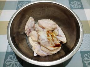 鸡翅中加1小勺盐，1汤匙生抽，1汤匙料酒，抓匀。