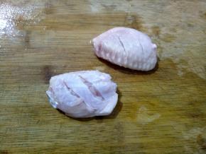 鸡翅中洗干净，两面各划两下斜刀，这样容易入味。