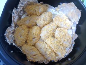 将鸡翅码好在炸锅的炸篮中，200度先烤10分钟。