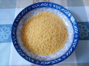 第二天烤制前，用一个盘子装一些面包糠。