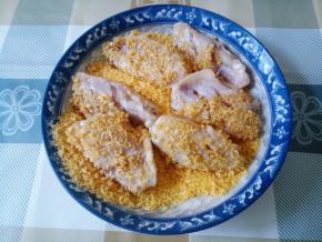 将腌好的鸡翅放入滚几下，裹上一些面包糠。