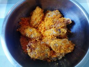 倒入烤了20分钟的鸡翅。尽量让鸡翅裹上更多的调料粉。