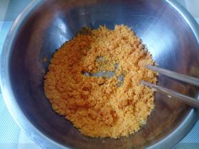 将金沙咸蛋黄调味料倒入一个大碗中，加入1汤匙食用油拌匀，