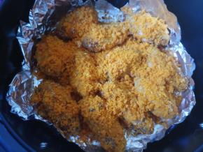 再次将鸡翅放回炸篮中，调料也倒在鸡翅上面，两面各烤5分钟，也就是10分钟，这样就好了。