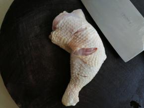 鸡腿洗干净，用厨房纸吸干水分。用刀在鸡腿上划两刀，是为了使腌制的时候更入味