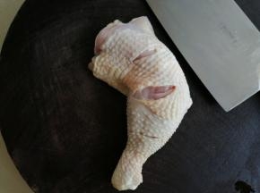 鸡腿洗干净，用厨房纸吸干水分。用刀在鸡腿上划两刀，是为了使腌制的时候更入味