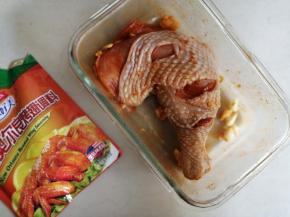 把鸡腿放入盒中，倒入新奥尔良调料和蒜末，戴上一次性手套，给鸡腿按摩按摩。然后放入冰箱冷藏6个小时以上，腌制时间太短的话，里面的肉不够味