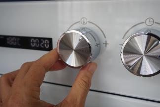 选择空气炸功能键，温度180度，预热时间大概5分钟