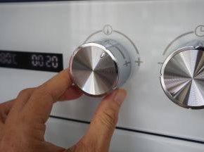 选择空气炸功能键，温度180度，预热时间大概5分钟