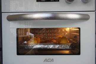 把烤篮送入到空气炸烤箱中下层，烘烤15分钟