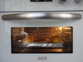 把烤篮送入到空气炸烤箱中下层，烘烤15分钟