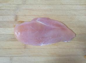 鸡脯肉洗干净去掉筋膜。