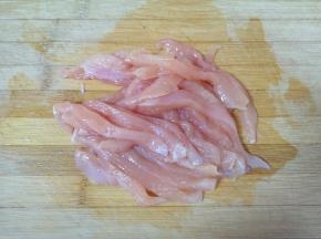 切成条状。