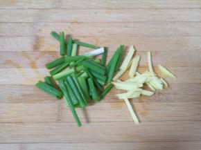 小葱切成段，生姜切成丝。