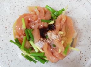 再加入生抽、料酒、蚝油、鸡精、盐和蛋清抓捏均匀，腌制半个小时。