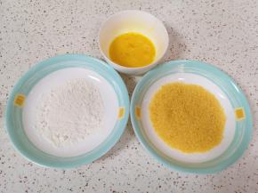 鸡蛋一个打散，准备好面粉和面包糠。