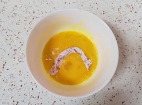 再放入蛋液里面浸泡一秒钟，沾满蛋液。