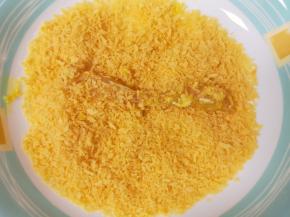 最后放入面包糠里面打个滚，沾满面包糠，一根生鸡柳就完成了，依次做好剩下的鸡柳。