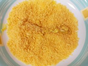 最后放入面包糠里面打个滚，沾满面包糠，一根生鸡柳就完成了，依次做好剩下的鸡柳。