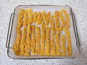 炸篮里铺上油纸，放上做好的鸡柳。