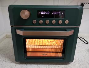 选择烤箱的“空气炸”功能，200度炸烤10分钟。