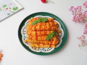 外酥里嫩的鸡柳出炉了，装盘。