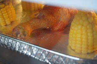 在烘烤的过程中，你可以看到鸡腿的油脂会慢慢逼出来，这样吃起来才不会那么油腻，热量没那么高。烤好后，你可以看到锡纸上好多油脂呢，比直接用烤箱做多很多