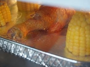 在烘烤的过程中，你可以看到鸡腿的油脂会慢慢逼出来，这样吃起来才不会那么油腻，热量没那么高。烤好后，你可以看到锡纸上好多油脂呢，比直接用烤箱做多很多