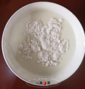 糖和玉米淀粉倒入牛奶中充分搅拌均匀备用