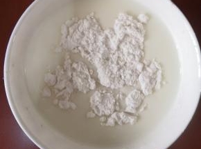 糖和玉米淀粉倒入牛奶中充分搅拌均匀备用