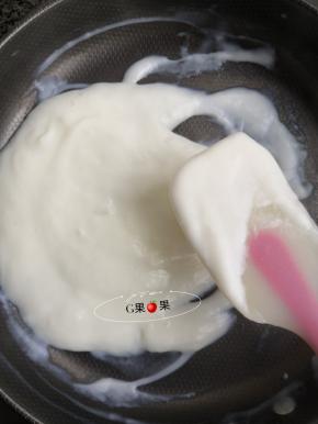 把混合好的牛奶液体放入不粘锅内上火炒，全程要不停的搅拌一定要注意是小火。炒到这种程度如图即可关火