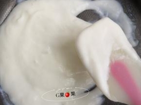 把混合好的牛奶液体放入不粘锅内上火炒，全程要不停的搅拌一定要注意是小火。炒到这种程度如图即可关火