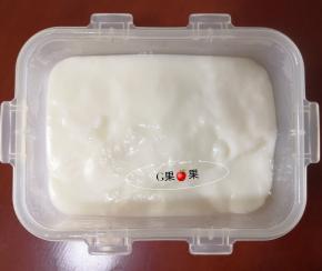 准备一个长方形容器，四周抹一层油方便脱模。把炒好的牛奶倒入容器内，冷藏1个小时