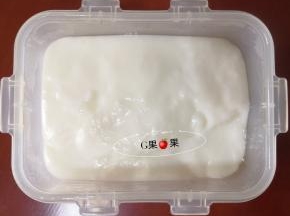 准备一个长方形容器，四周抹一层油方便脱模。把炒好的牛奶倒入容器内，冷藏1个小时