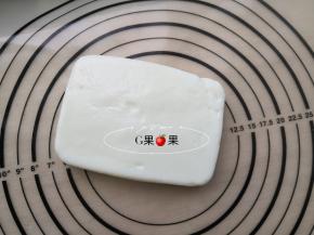 取出冷藏好的牛奶，轻轻倒扣在案板上脱模