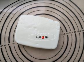 取出冷藏好的牛奶，轻轻倒扣在案板上脱模
